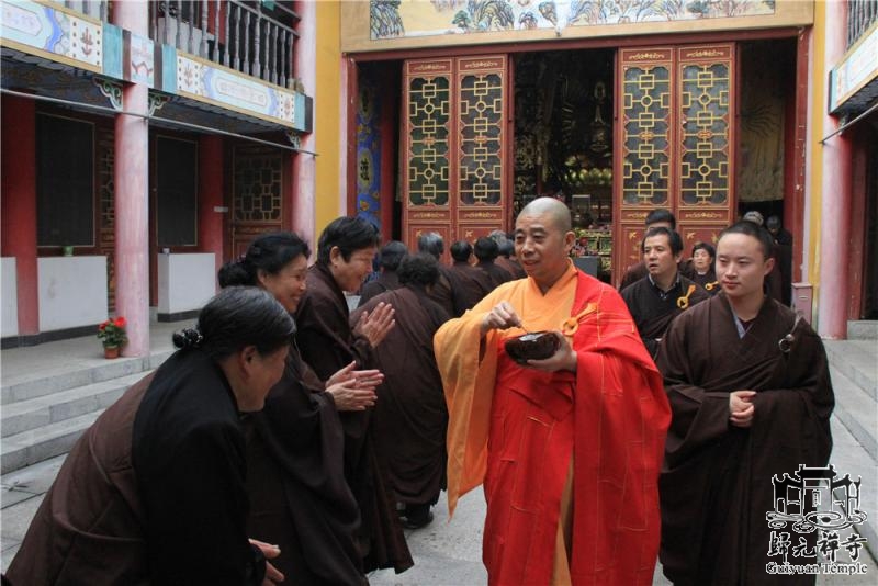 宝通禅寺隆重举行水陆法会熏坛洒净仪式 - 方丈升座法